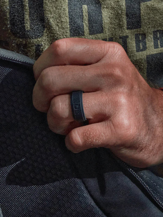 Qalo Men's Crosshatch Q2X Dark Grey Silicone Ring