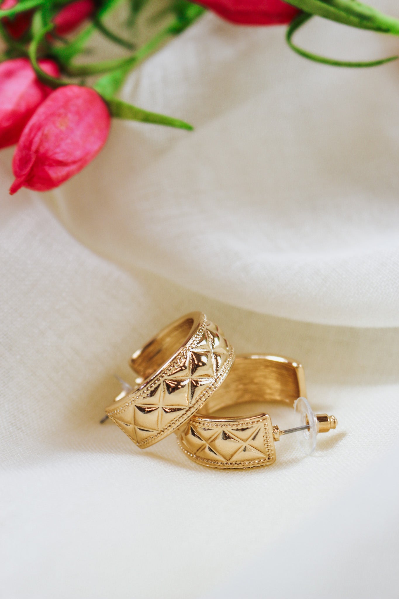 Gold Diamond Textured 1" Hoop Earring