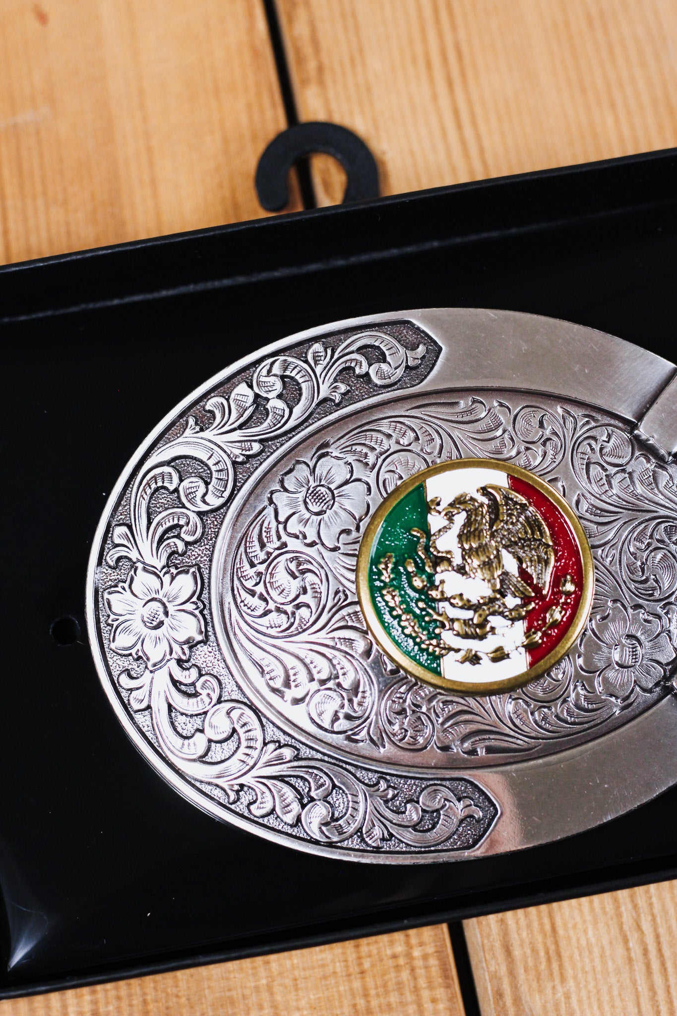 Ariat Horseshoe Mexico Flag Oval Buckle