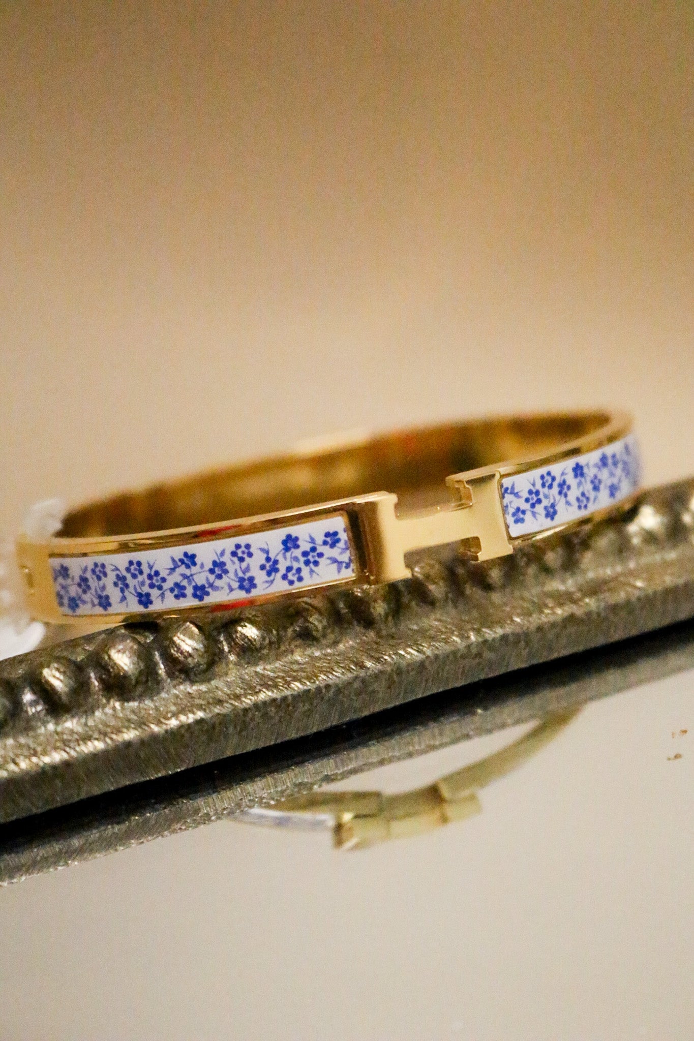 H Stainless Steel Hinged Blue White Bangle Bracelet