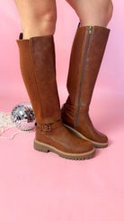 tall boots that hit under the knee