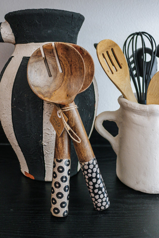 BLACK AND WHITE SERVING UTENSIL SET