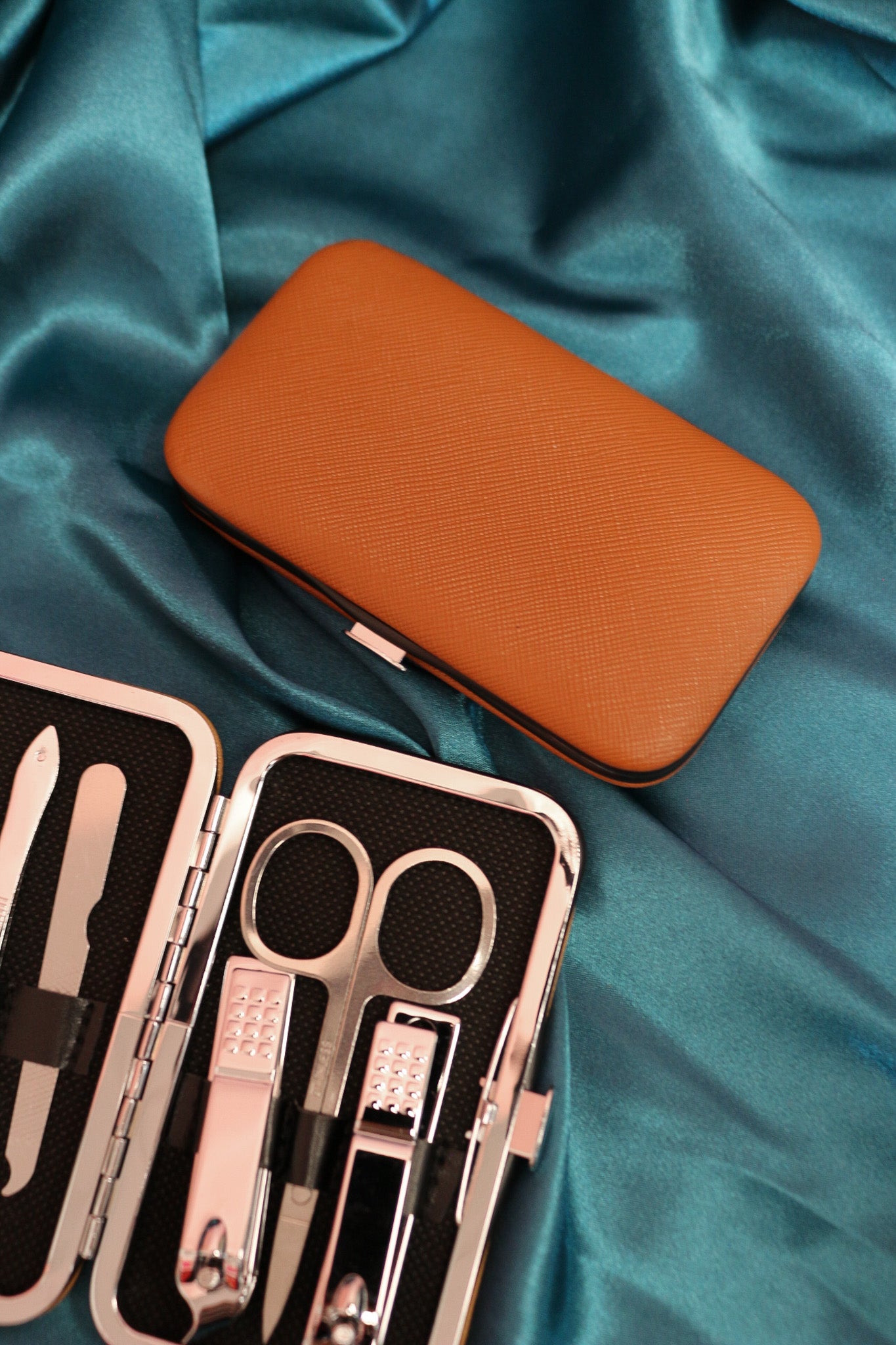 Men's groom kit, shown in one of four available colors