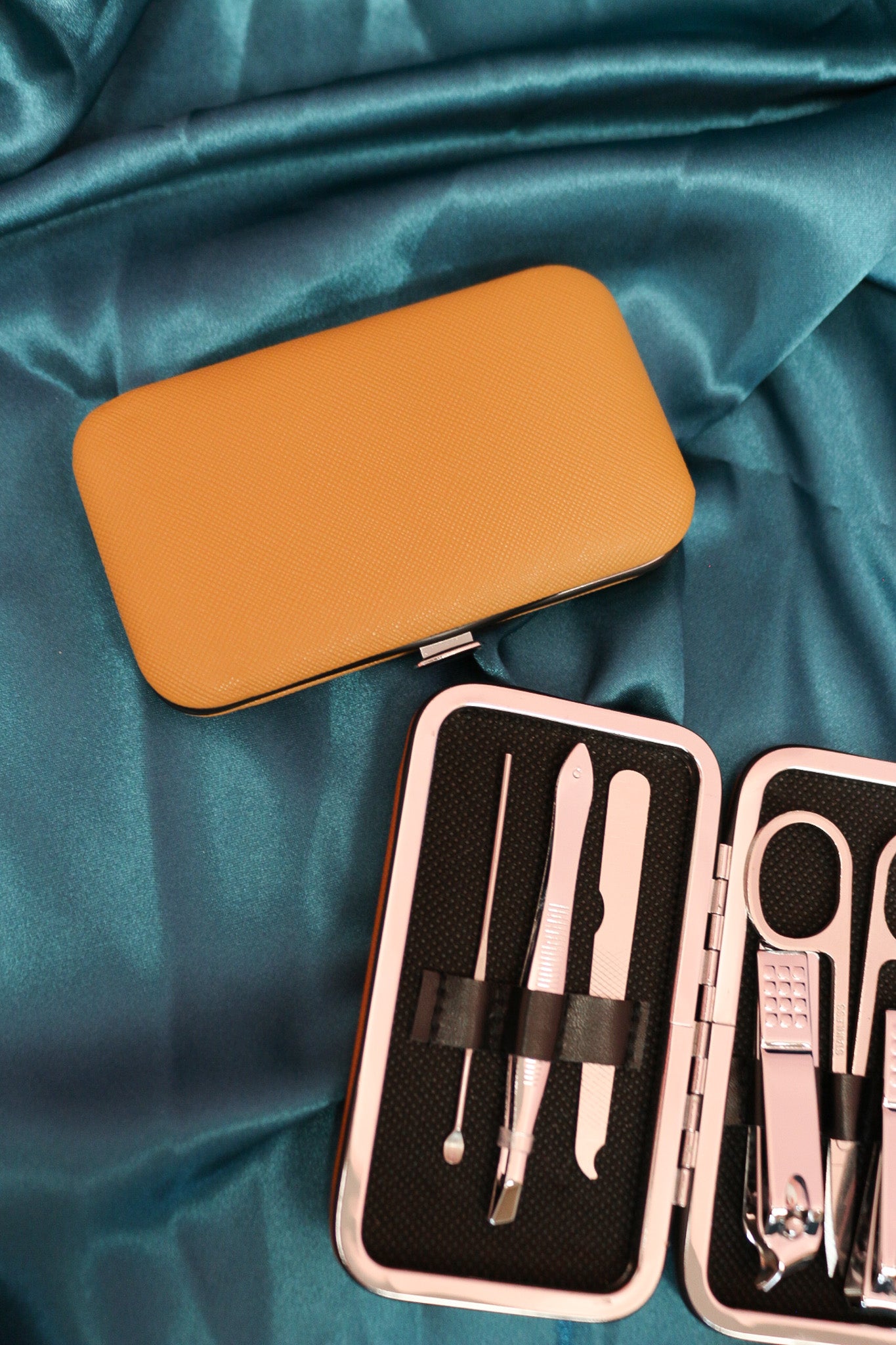 Men's groom kit, shown in one of four available colors
