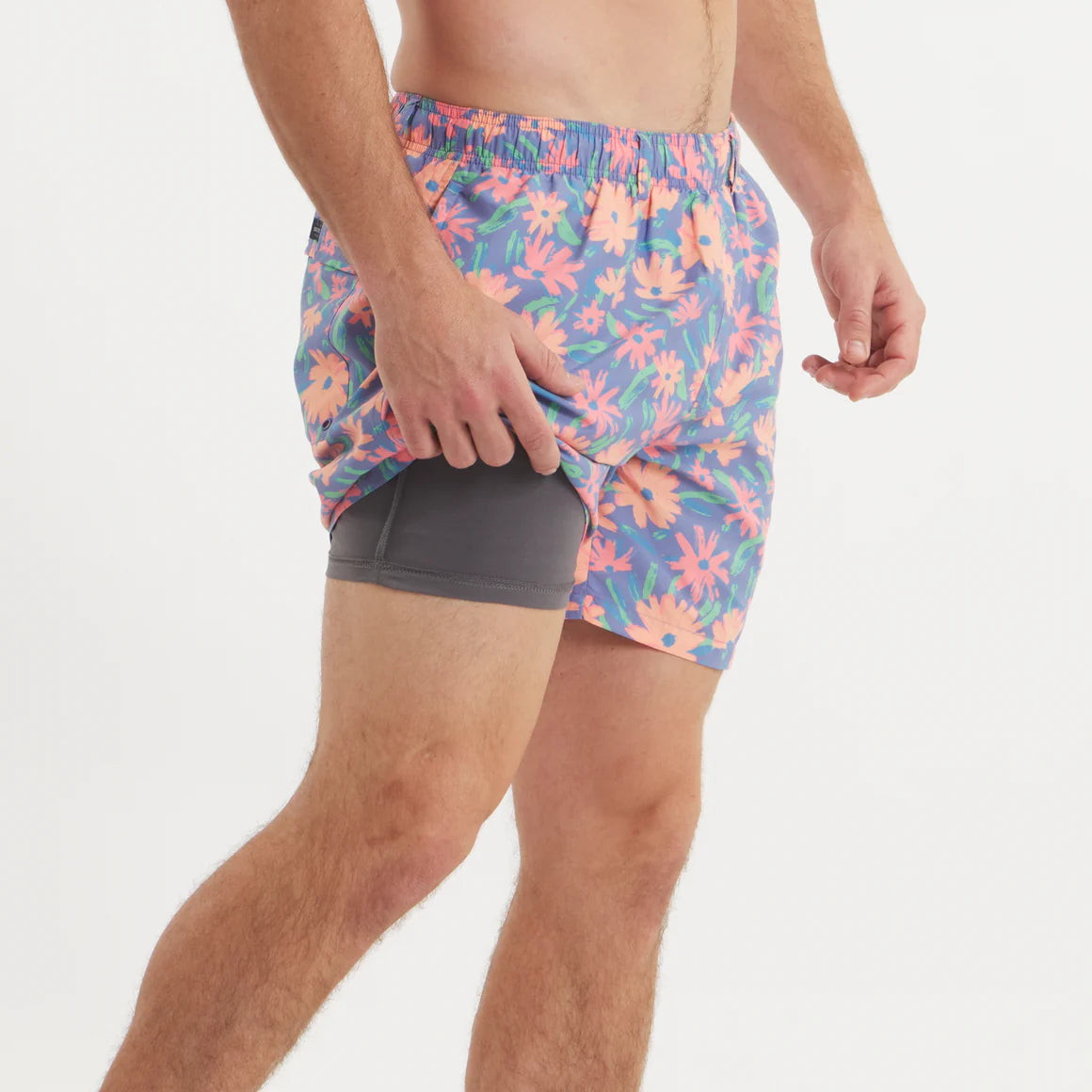 Southern Marsh Men's Harbor Lined Pushing Purple Daisies Swim Trunk