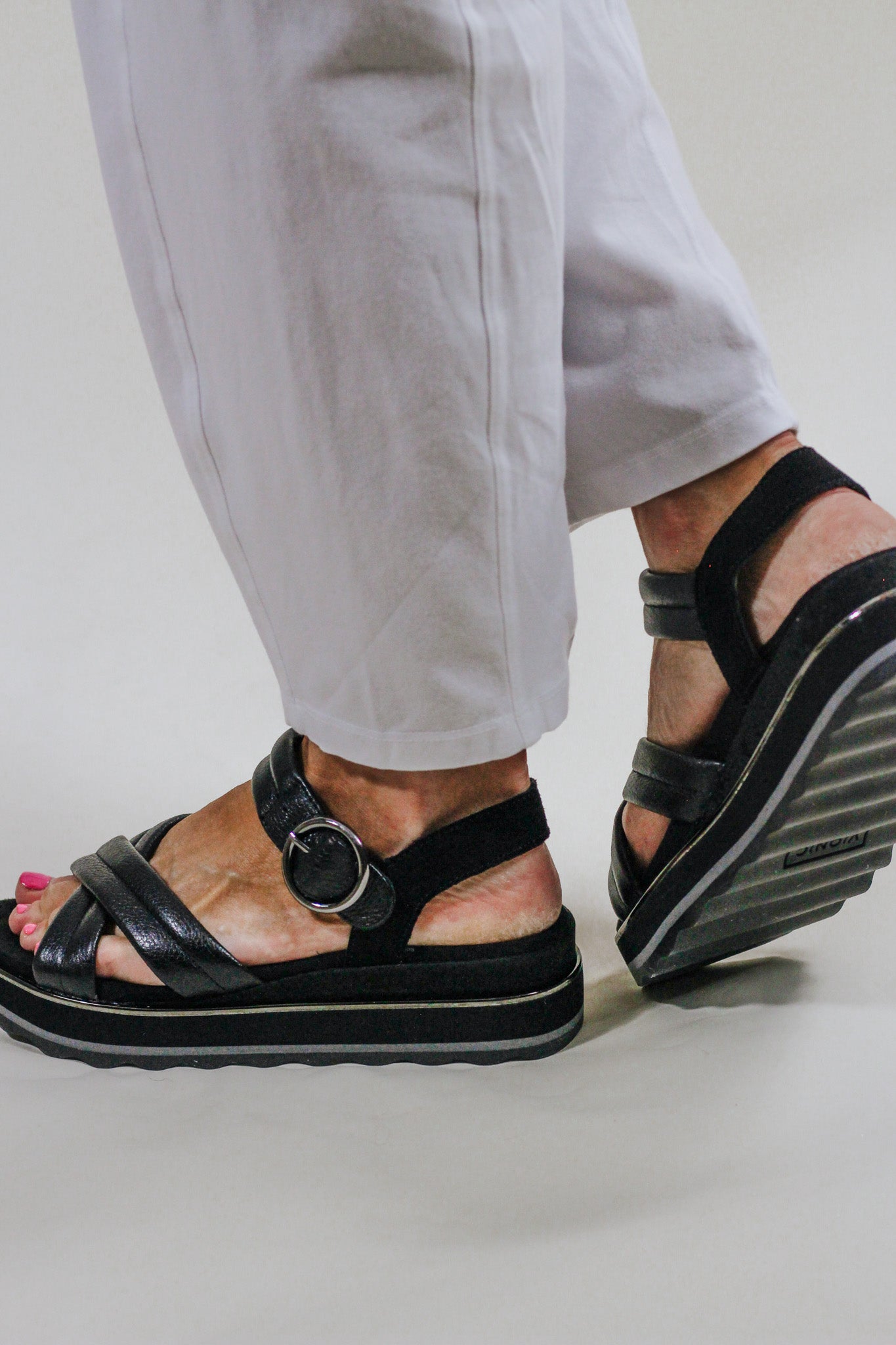 Vionic black hot sale patent sandals